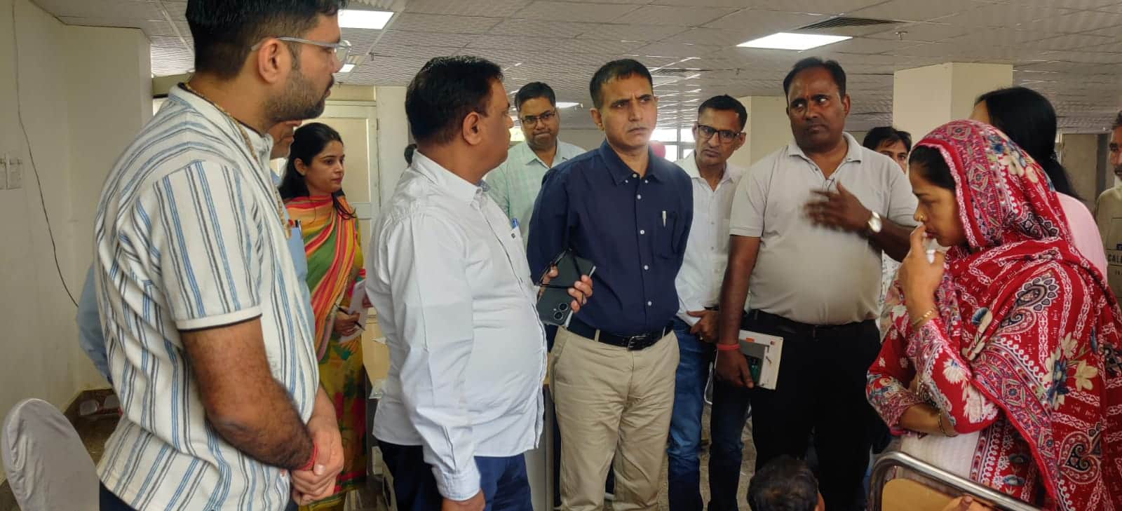 शिविर के दौरान अभिभावकों से बात करते डीपीसी। विभाग