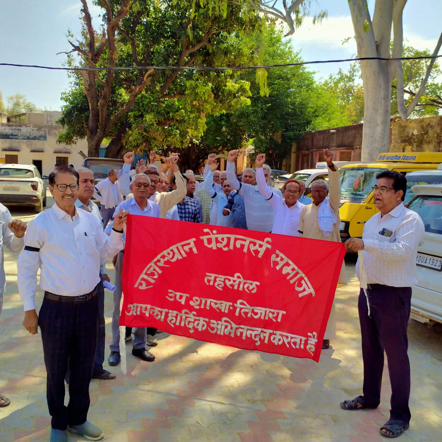 तिजारा में  काला कानून  के विरोध में काली पट्टियां बांधकर रैली निकालते पेंशनर्स।स्रोत: यूनियन