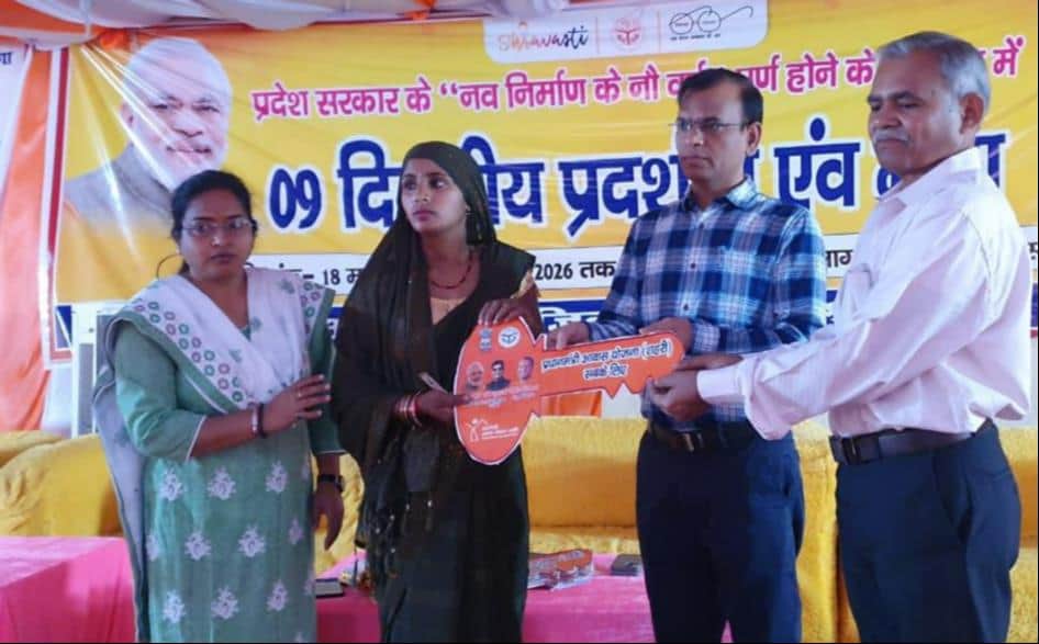 तथागत सभागार में आयोजित कार्यक्रम में लाभार्थी को प्रमाण पत्र प्रदान करते एडीएम।-