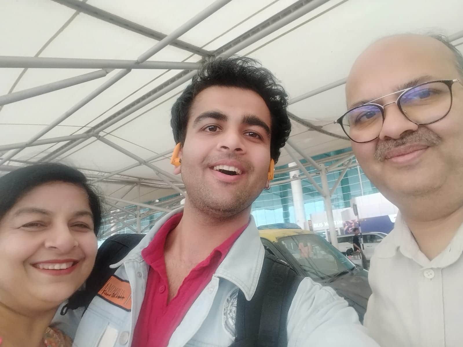 दिल्ली में एयरपोर्ट पर अपनी माता पारुल अग्रवाल और पापा राजीव कुमार अग्रवाल के साथ इसराइल से इस्