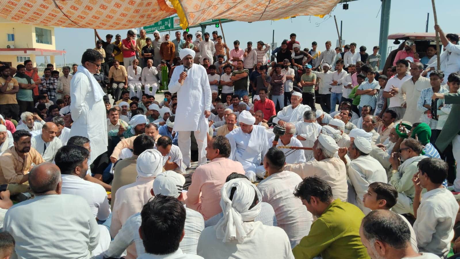 दिल्ली देहरादून एक्सप्रेसवे पर टोल पर गांव के नाम को लेकर धरना देते करोदा हाथी गांव के ग्रामीण।