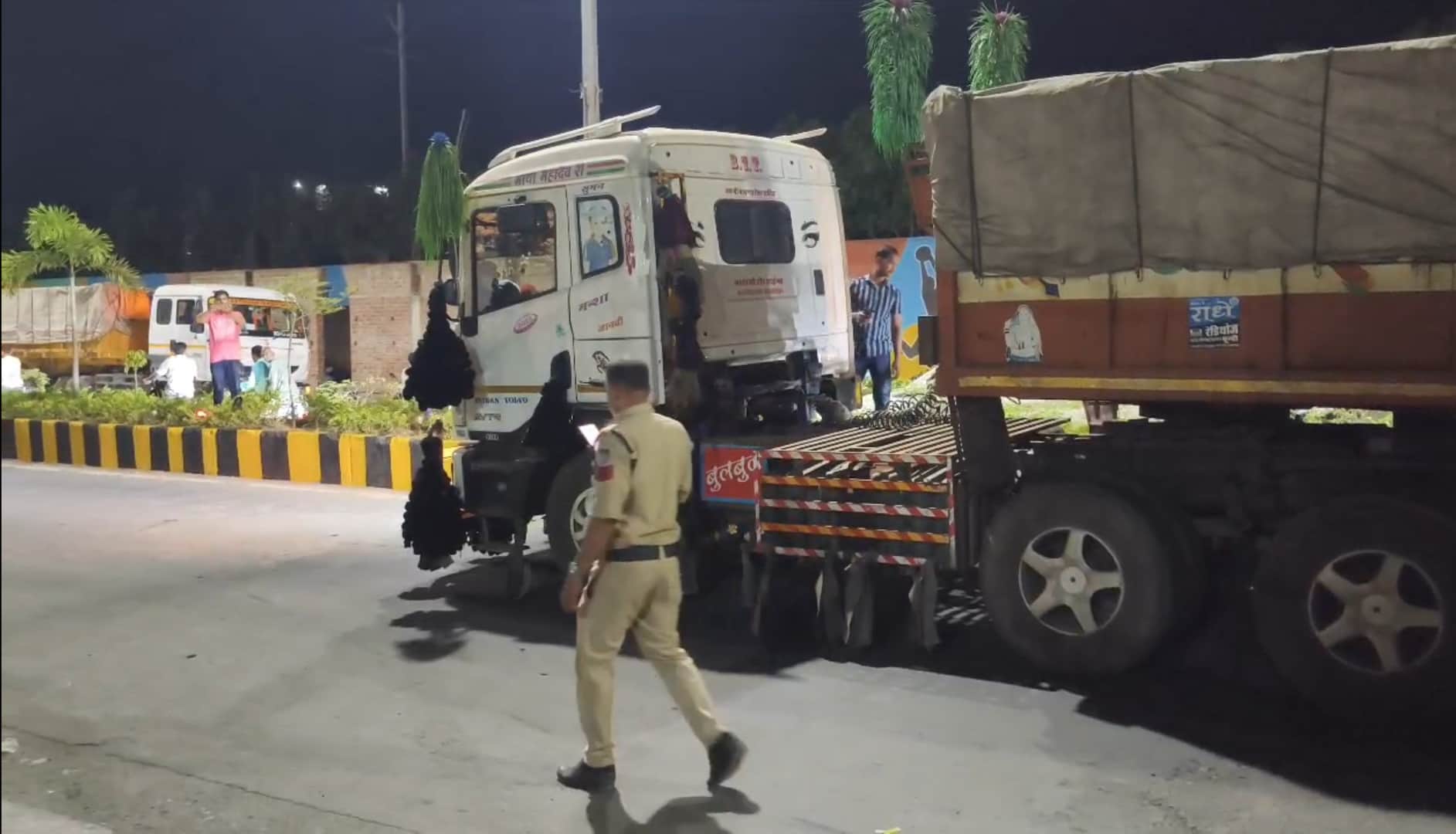 दुर्घटनास्थल पर मौजूद पुलिस बल