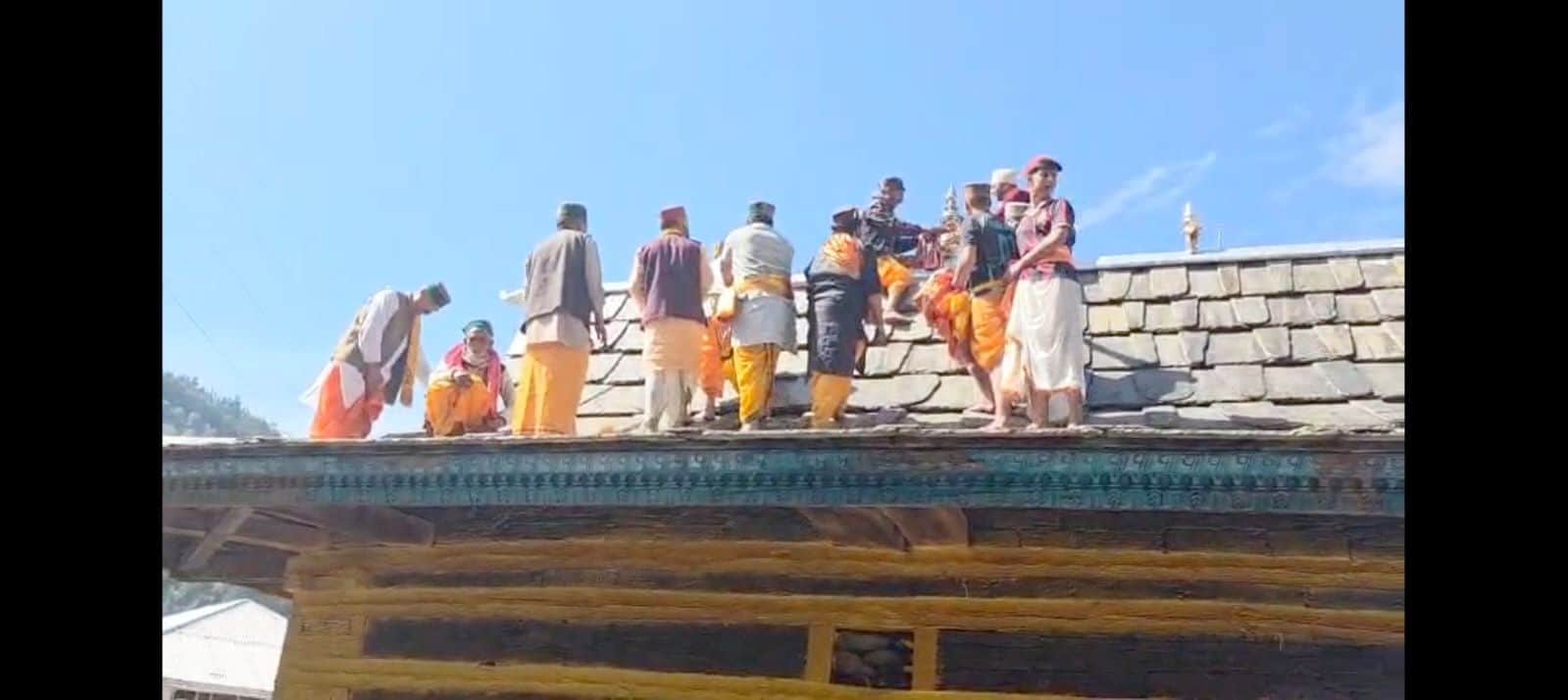 देवता बनवीर मंदिर टूटू में प्रतिष्ठा कार्यक्रम में पूजा करते कार-करिंदे। संवाद