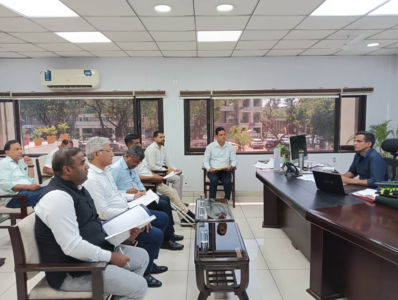 दिव्यांग अधिकार अधिनियम कमेटी की बैठक को संबोधित करते उपायुक्त उत्तम सिंह । प्रवक्ता