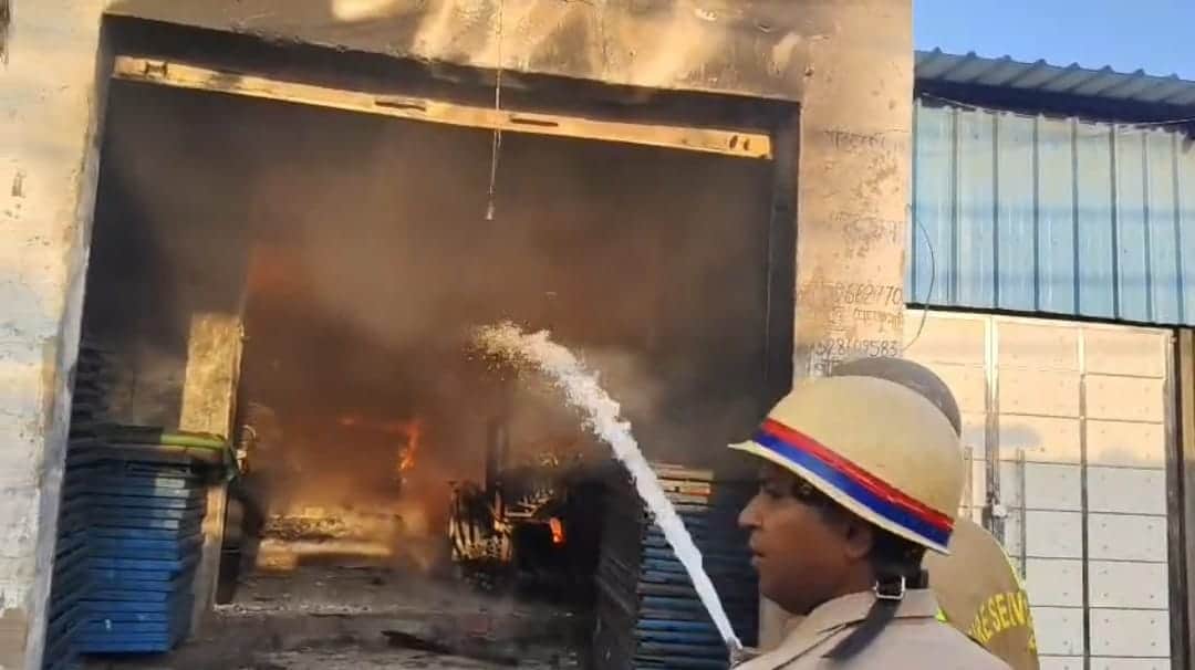 धौलाना में टेंट की दुकान में आग बुझाते दमकल कर्मी। संवाद