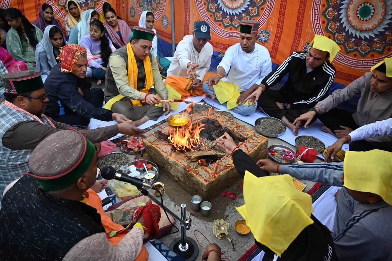 उन्नू महादेव मंदिर ज्यूरी में आईटीबीपी की 43वीं बटालियन के कमांडेंट सुरेंद्र पंवार व अन्य यज्ञ 
