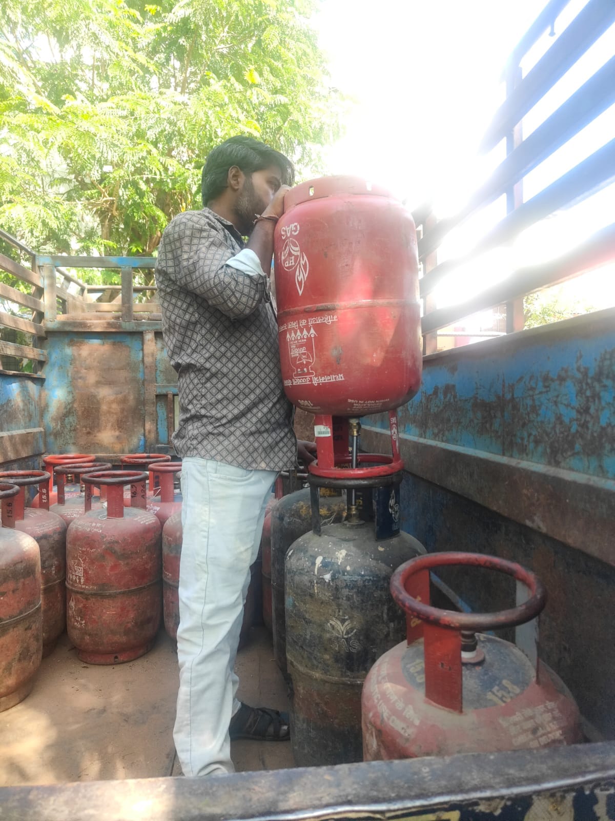 उदयपुर में गैस की कालाबाजारी पर कार्रवाई