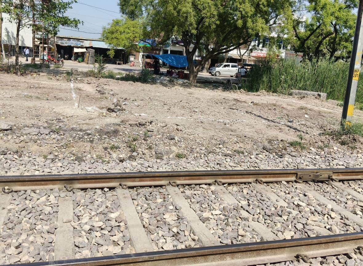 ऊंचाहार कस्बा में अंडर पास निर्माण के लिए लगाया गया निशान।