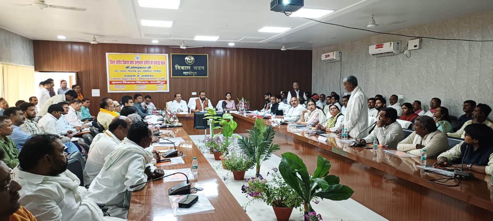 विकास भवन सभागार में आयोजित जिला स्तरीय विकास कार्य अनुश्रवण समिति की बैठक में शामिल जनप्रतिनि