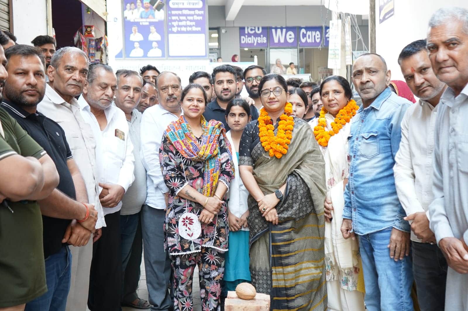 वार्ड 6 में 5 लाख की लागत से नई गली का निर्माण शुरू करते हुए चेयरपर्सन रजनी विरमानी। स्रोत : प्