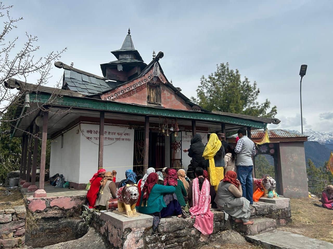 15/20 घाटी के दुर्गा माता मंदिर काओबिल में पूजा-अर्चना करते श्रद्धालु। संवाद