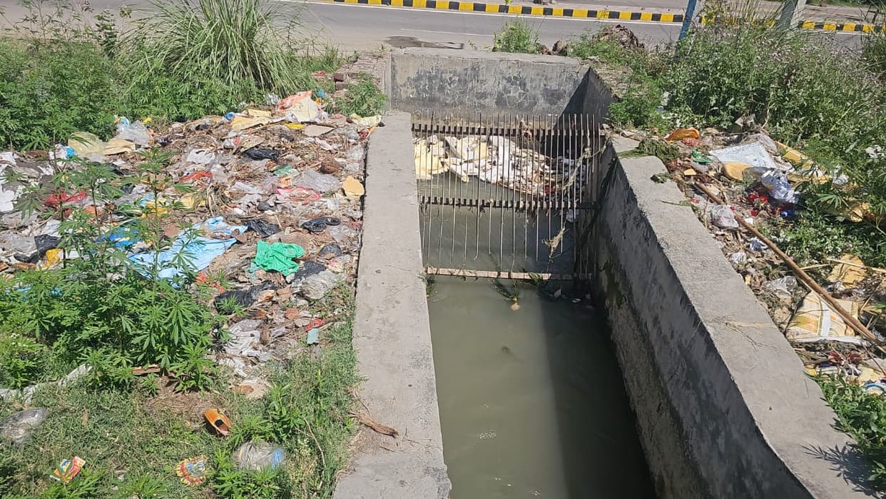 The drain is filthy, the corporation is not even collecting garbage from the banks.