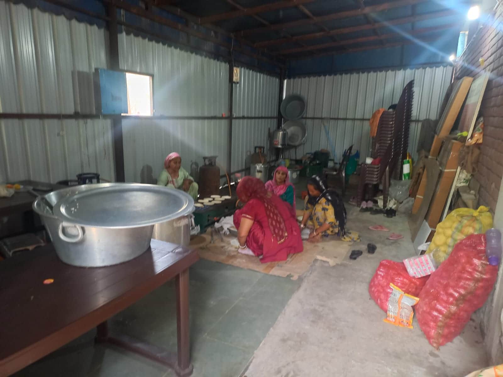 26jjrp01- लघु सचिवालय स्थित अटल श्रमिक कैंटीन में खाना तैयार करती स्वयं सहायता समूह की महिलाएं