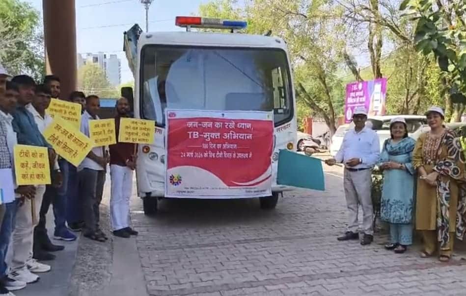 26jjrp07- एक्टिव केस फाइंडिंग 2.0 अभियान के तहत बस के झंडी दिखाती सिविल सर्जन। स्रोत-स्वास्थ्