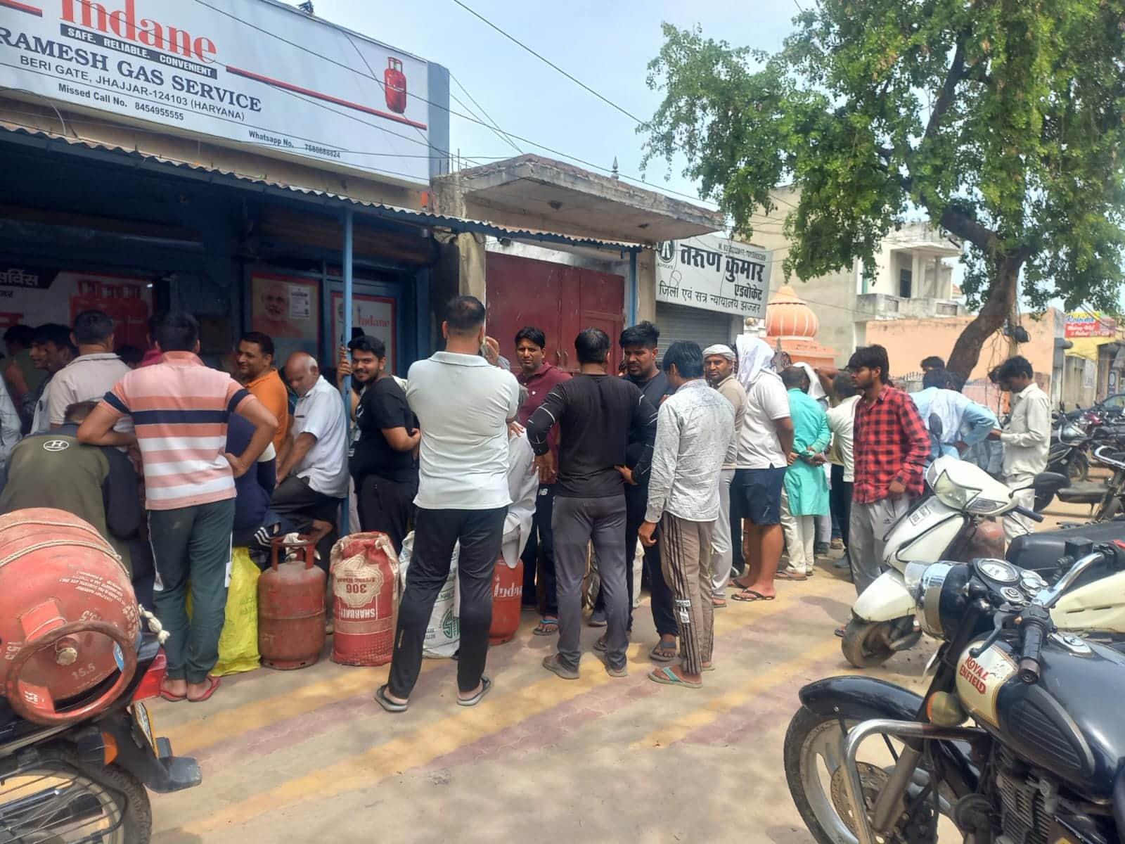 26jjrp10- बेरी गेट पर सिलिंडरों के लिए लगी लाइन। संवाद