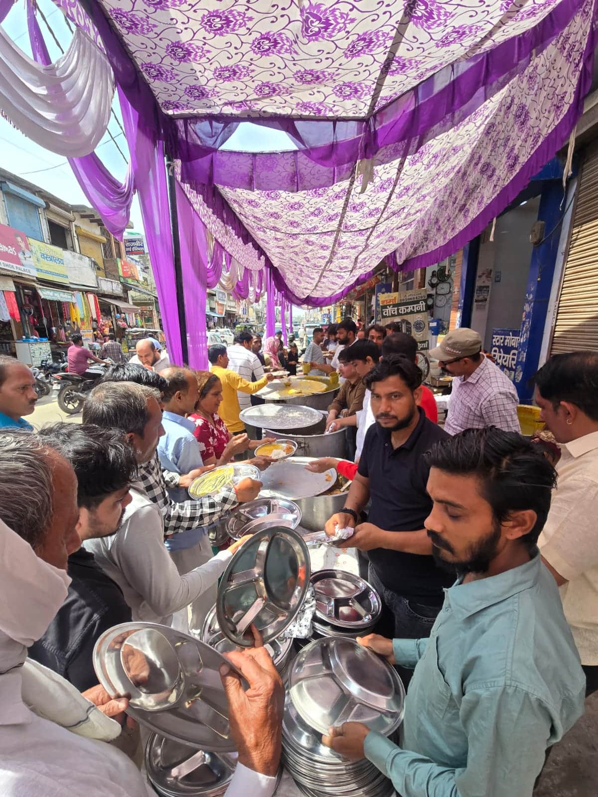 26jjrp14- झज्जर। भंडारे में प्रसाद ग्रहण करते श्रद्धालु। संवाद