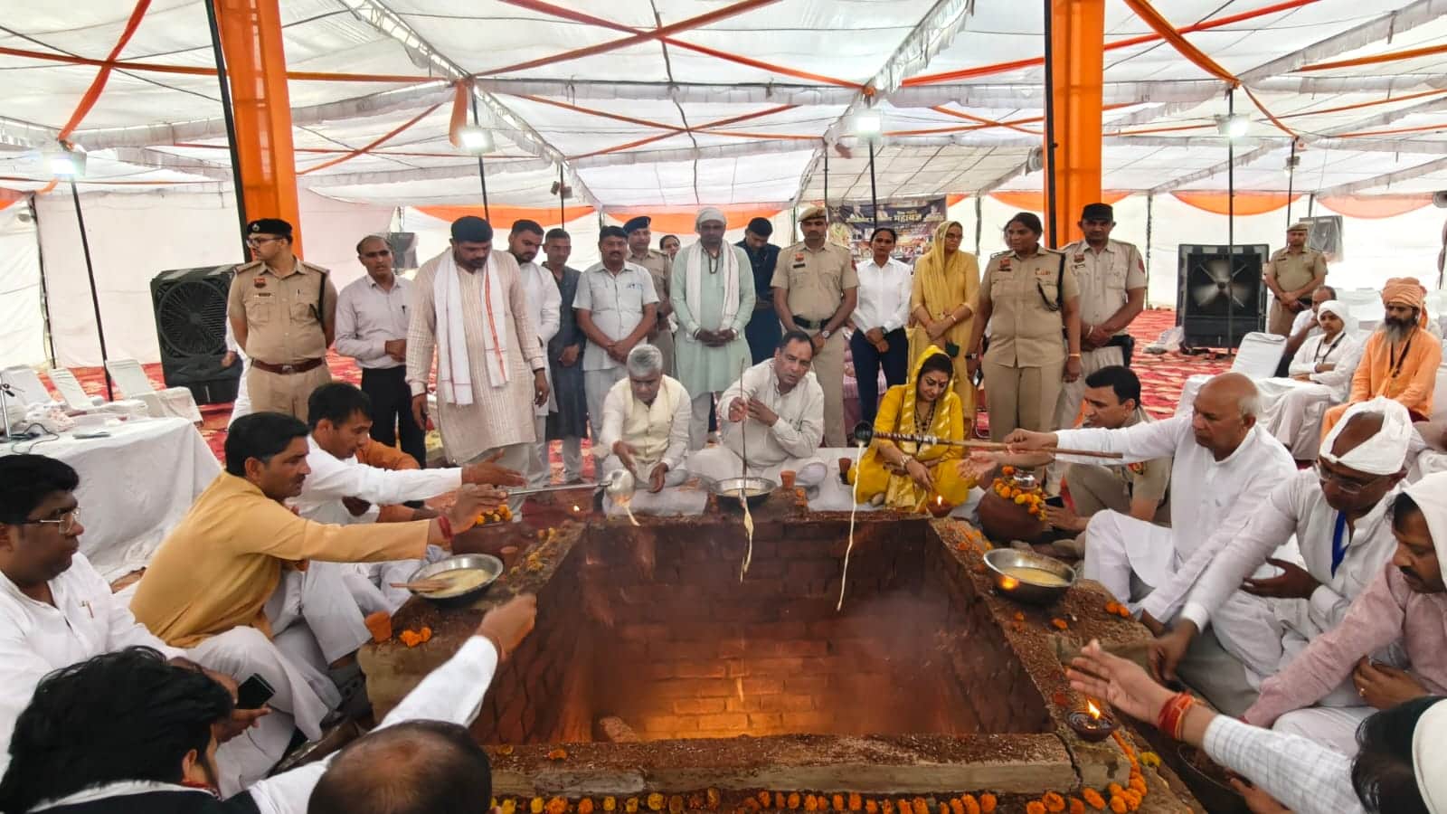 26jjrp20- बेरी में आयोजित महायज्ञ में आहुति डालते भाजपा के प्रदेशाध्यक्ष मोहनलाल बड़ौली। संवाद