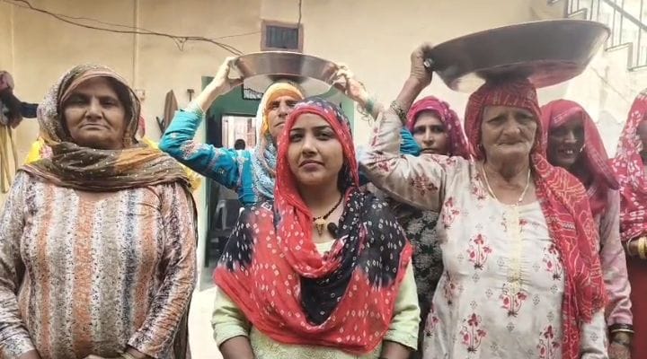 Women, distressed by the cylinder crisis, have decided to cook on traditional stoves.