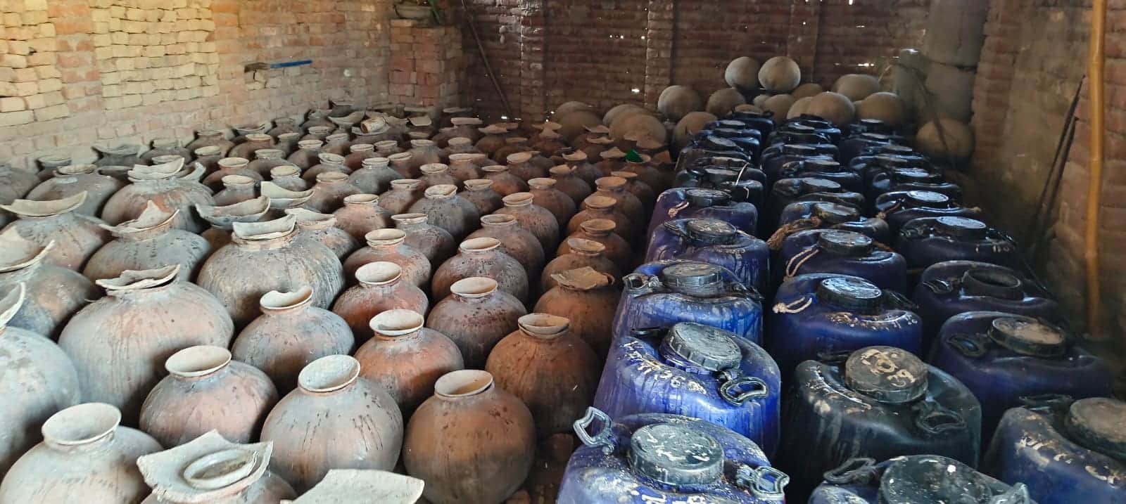 अनेठी गांव में कारोबारी के घर में घड़े व जर्किन में सिरका बनने के लिए रखा हुआ गन्ने का रस। संवा