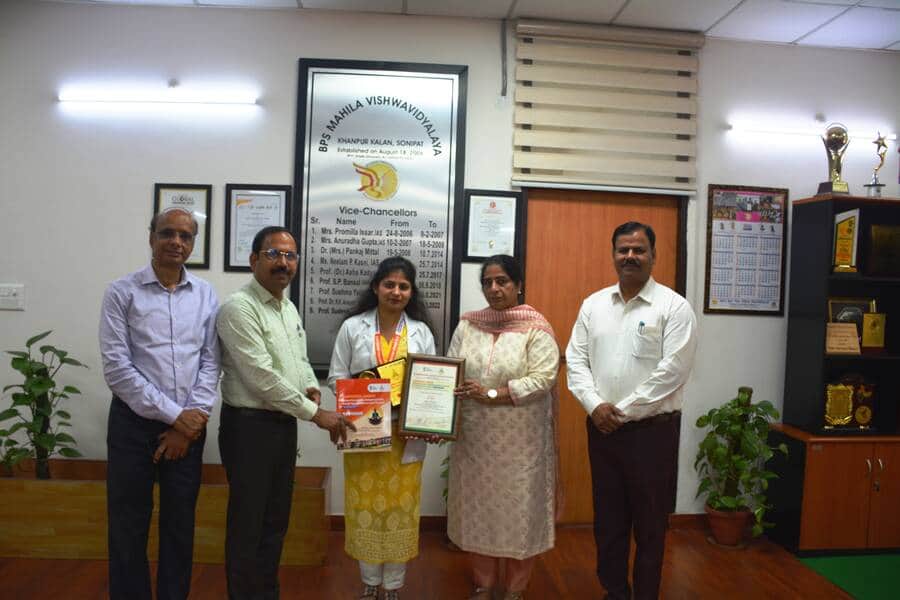 अंतरराष्ट्रीय सेमिनार में बीपीएसएमवी की शोधकर्ता डॉ अनु जांगड़ा को सम्मानित करते हुए कुलपति प्र