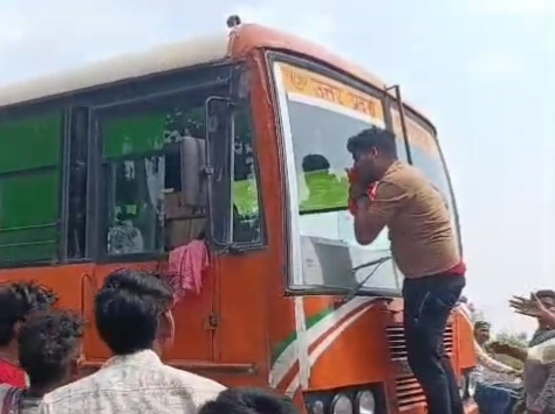 Female Conductor Beaten, Bag Containing Cash Snatched; Dispute Over Fare with Passenger in Awagarh