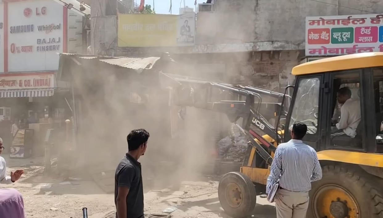Bulldozer runs on illegal shop, action taken after case dismissed in court