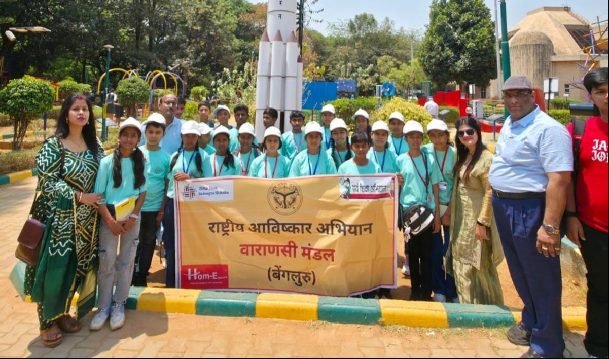 22 students will return to Kashi today after seeing the satellite connection.