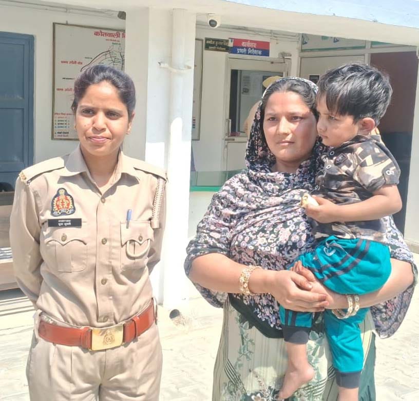 Police reunites lost child with family, family happy