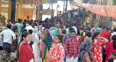 बिजनौर में अष्टमी पर काली माता के मंदिर पर श्रद्घालुओं की उमड़ी भीड़। संवाद