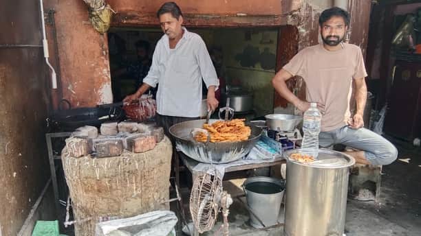 बिजनौर में भट्ठी जलेबी बनाता व्यक्ति। संवाद