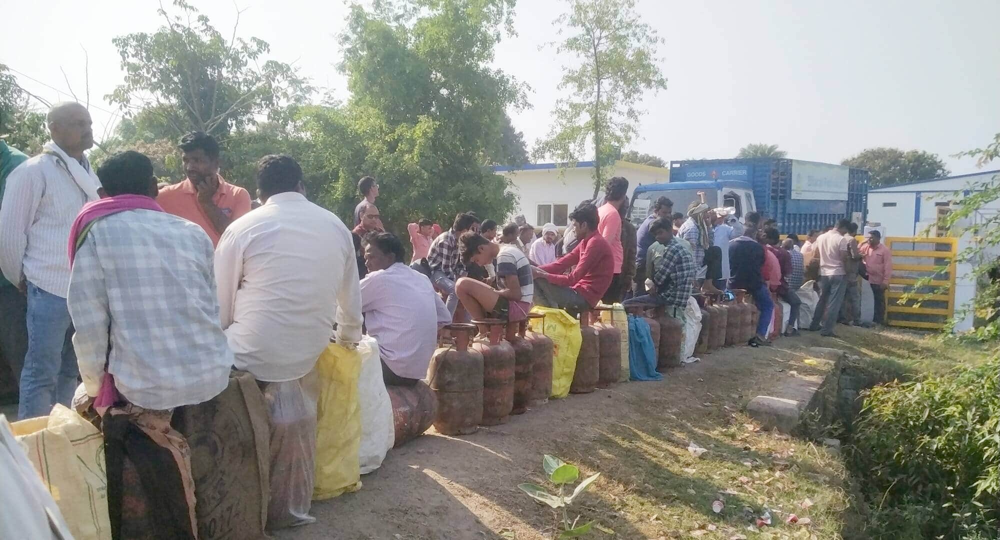 बलरामपुर के बालाजी गैस गोदाम पर लगी उपभोक्ताओं की लाइन ।-संवाद