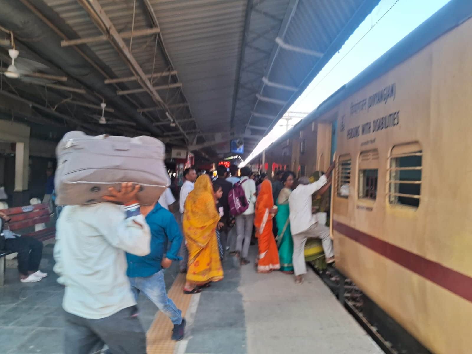 बरहजिया ट्रेन में चढ़ते यात्री।