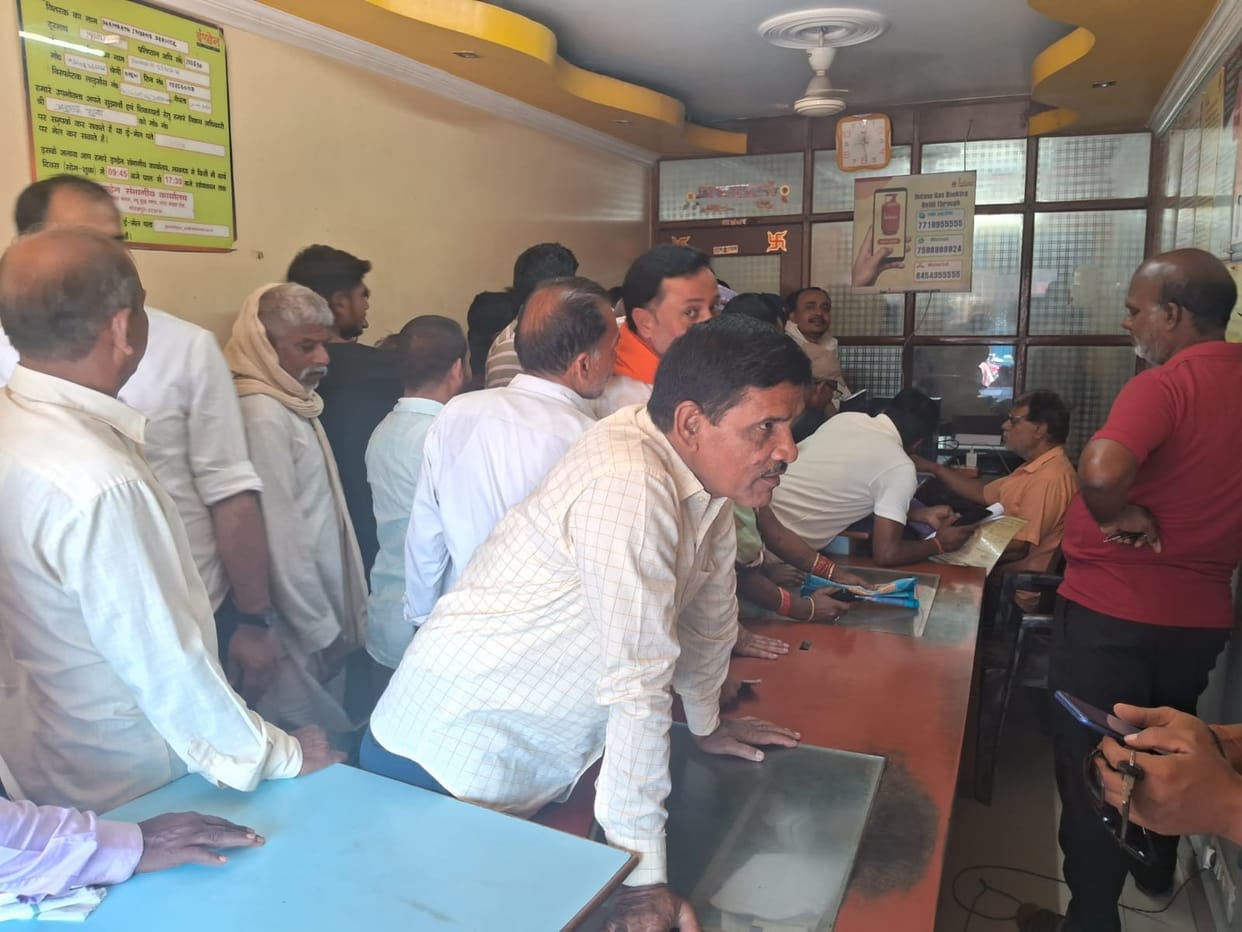 Consignment of 360 cylinders arrived after 4 days. More than 1200 people came to get the slips cut.