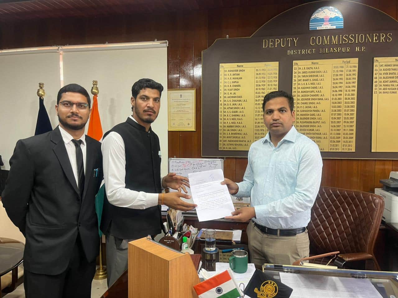 बस समस्या को लेकर उपायुक्त को ज्ञापन सौंपते अधिवक्ता अभिषेक ठाकुर। स्रोत: जागरूक पाठक