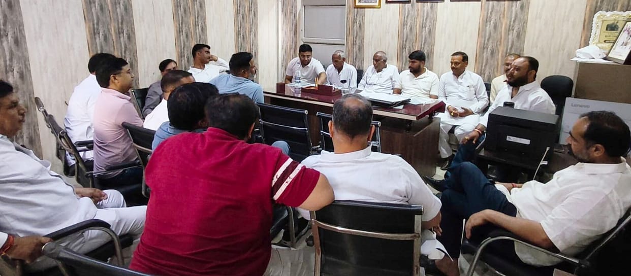 Councillors unite to protest against the FIR lodged against the Vice Chairperson's representative.