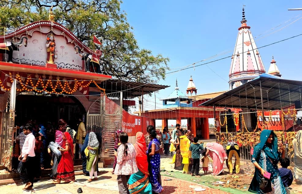 बैड़वा समय माता मंदिर में पूजन- अर्चन के लिए पहुंचे श्रद्धालु। संवाद