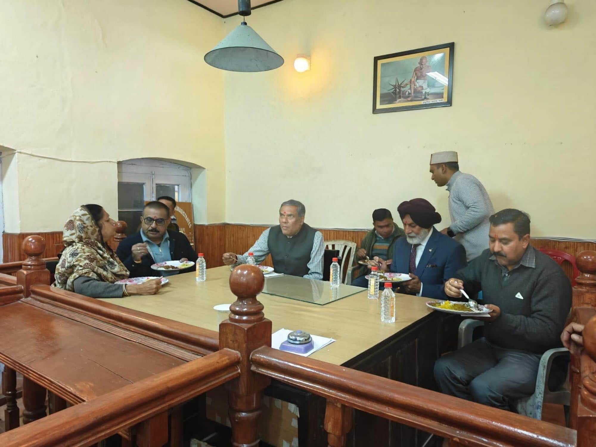 चंबा के डलहौजी में भंडारे के दौरान प्रसाद ग्रहण करते गणमान्य।संवाद