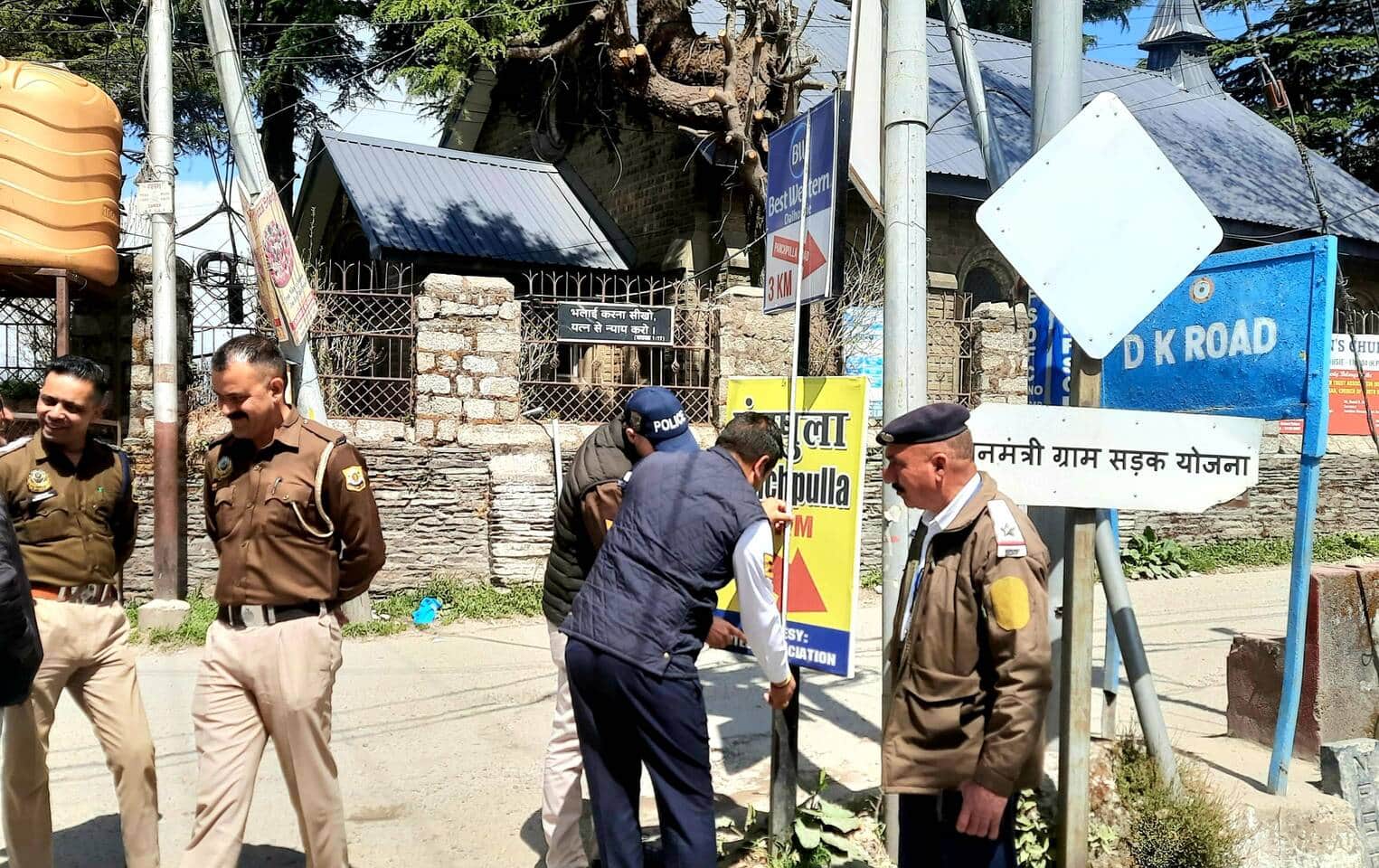 चंबा के डलहौजी में साइन बोर्ड लगाती पुलिस की टीम।संवाद