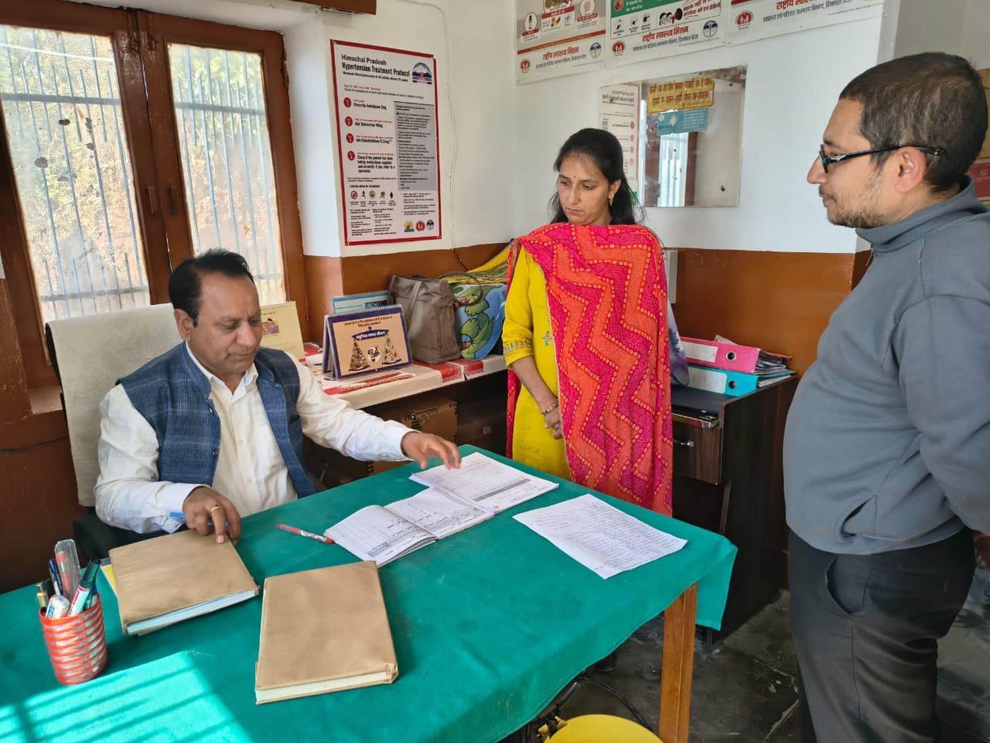 चंबा के प्राथमिक स्वास्थ्य केंद्र चुन में निरीक्षण के दौरान मुख्य चिकित्सा अधिकारी चंबा डॉ. जाल