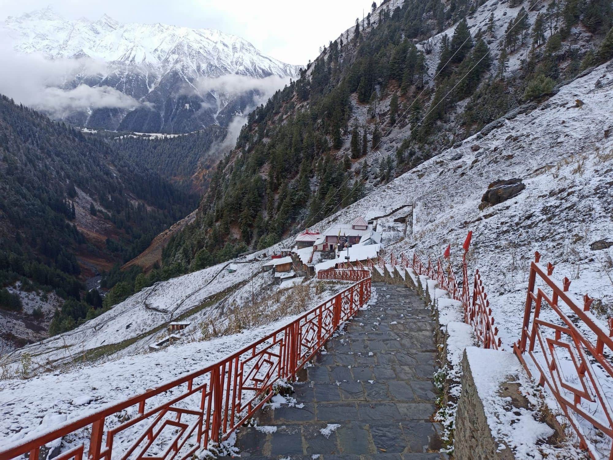 चंबा में भरमौर के कार्तिक स्वामी मंदिर की और जाने वाला मार्ग।संवाद