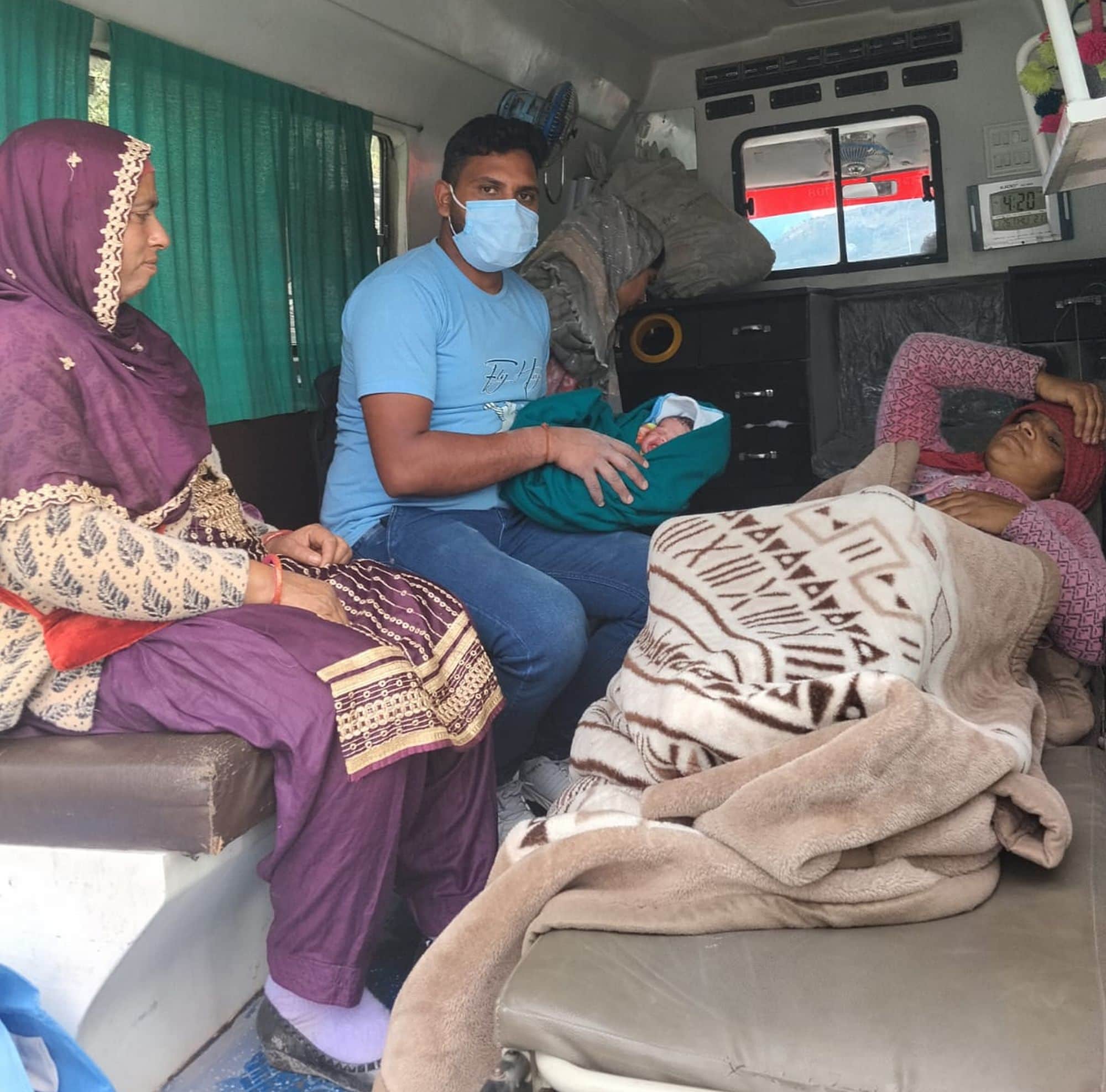 चुराह में एंबुलेंस में महिला का प्रसव करवाने के बाद टीम और परिजन। जागरूक पाठक