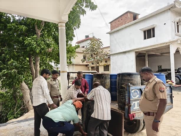 छापे में बरामद डीजल।