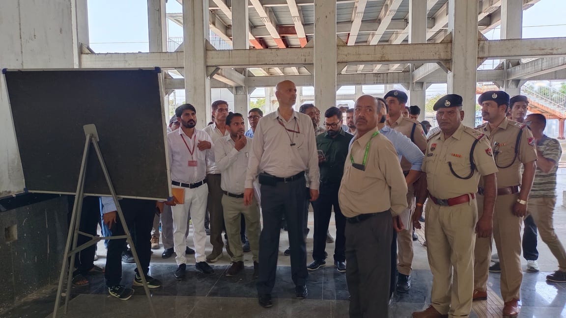 The DRM inspected the new railway building.