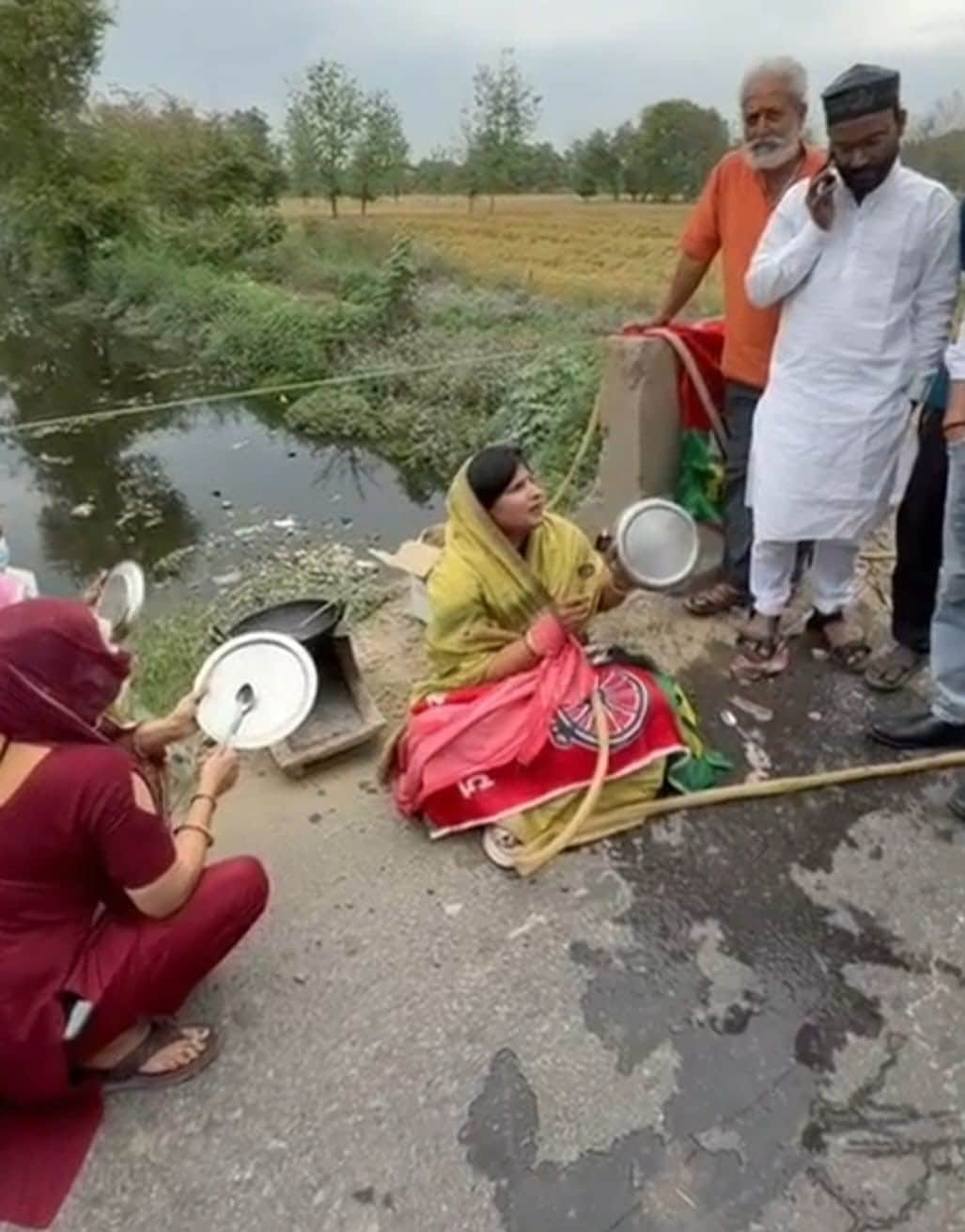 डिबाई क्षेत्र के  छोइया के पुल पर सरकार का विरोध जताती सपा कार्यर्ता अर्चना पांडा। स्रोत: संगठन