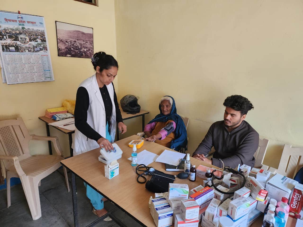 डियारा वरिष्ठ नागरिक डे केयर सेंटर में आयोजित स्वास्थ्य जांच शिविर में बुजुर्ग के स्वास्थ्य की 