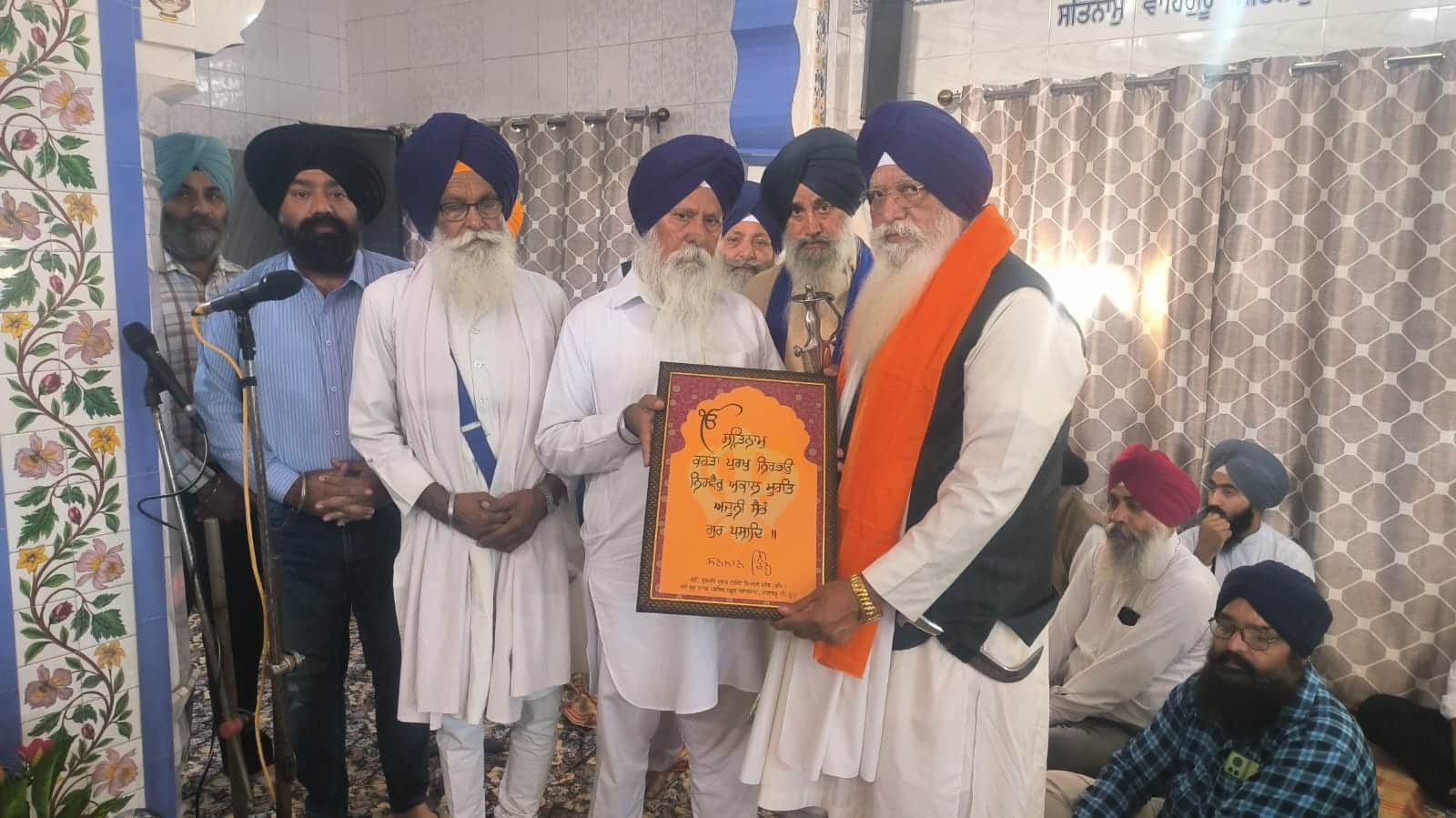 ढांग टपरियां में   ज्ञानी अवतार सिंह को विशेष सम्मान देकर सम्मानित करते ट्रस्ट के सदस्य।– स्रोत