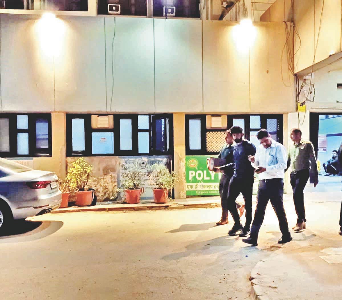 एफडी घोटाले के मामले में एक और आरोपी को गिरफ्तार कर ले जाती टीम। संवाद