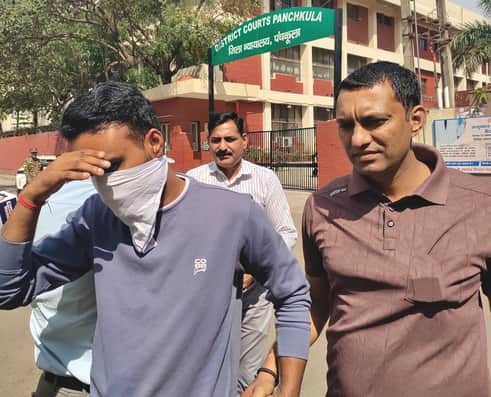 एफडी घोटाले के मामले में कोटक महिंद्रा के बैंक मैनेजर को पेश करने ले जाती एसीबी की टीम। 