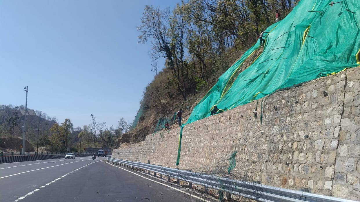 Efforts Underway to Spiff Up the Expressway; Measures to Prevent Rockfalls Also Initiated