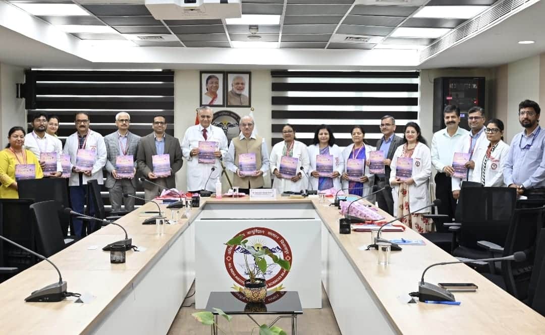 एम्स बिलासपुर में पुस्तक का विमोचन करते अधिकारी व चिकित्सक। स्रोत: एम्स प्रबंधन